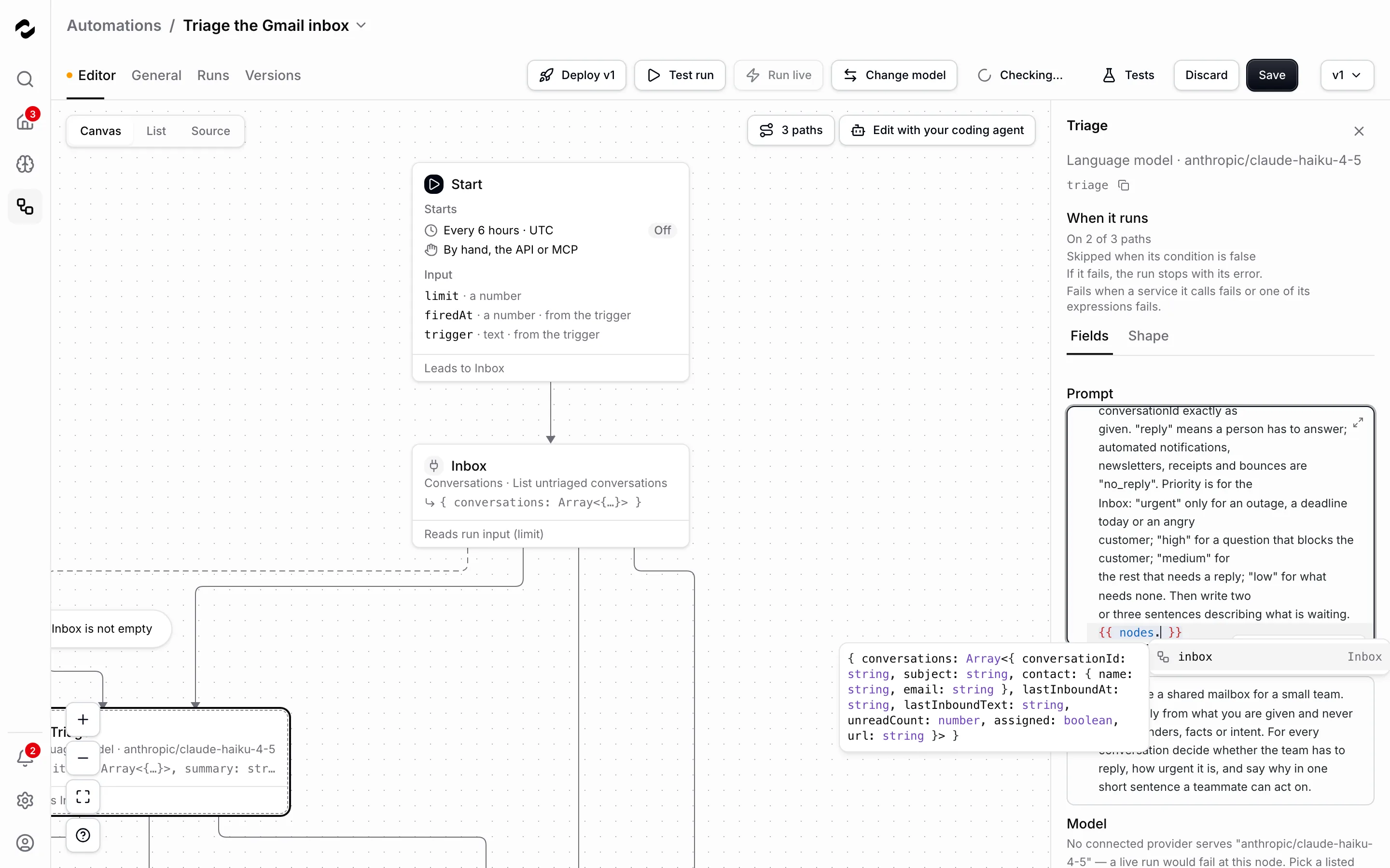 Das Feld Prompt von Triage im Code-Editor: Die letzte Zeile ist ein Template mit dem Cursor nach nodes., und die Vorschlagsliste bietet inbox mit der Struktur an, die es zurückgibt, einem Objekt mit einer Liste von conversations.