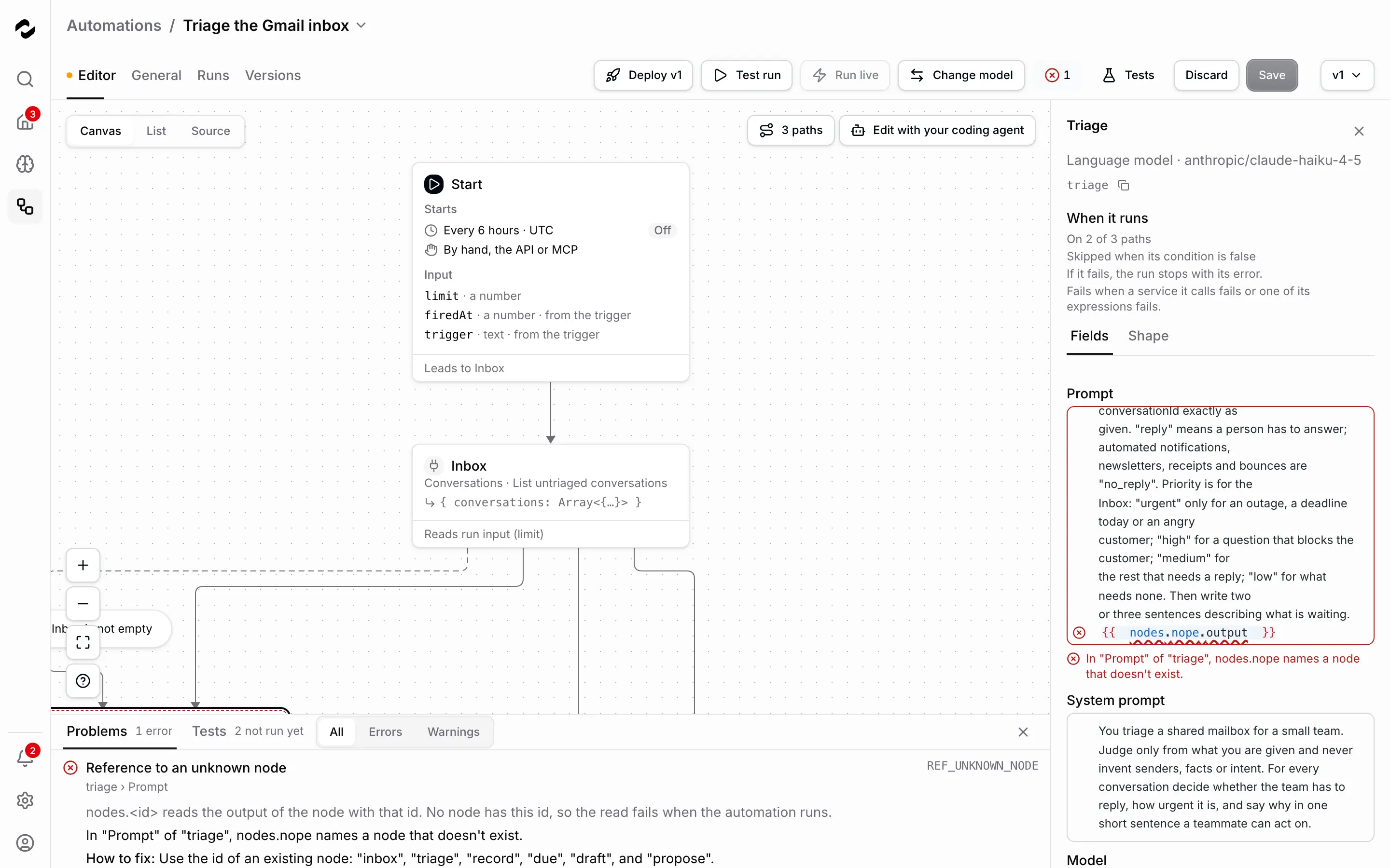 Der Editor mit einem Fehler: Der Prompt von Triage endet mit einem Template, das nodes.nope.output liest, rot unterstrichen und mit dem Grund unter dem Feld; die Kopfzeile zeigt 1 Fehler neben dem deaktivierten Save, und Problems unter dem Canvas listet Reference to an unknown node bei triage › Prompt mit dem Code REF_UNKNOWN_NODE, dem Grund, warum das Lesen scheitert, und der Behebung.