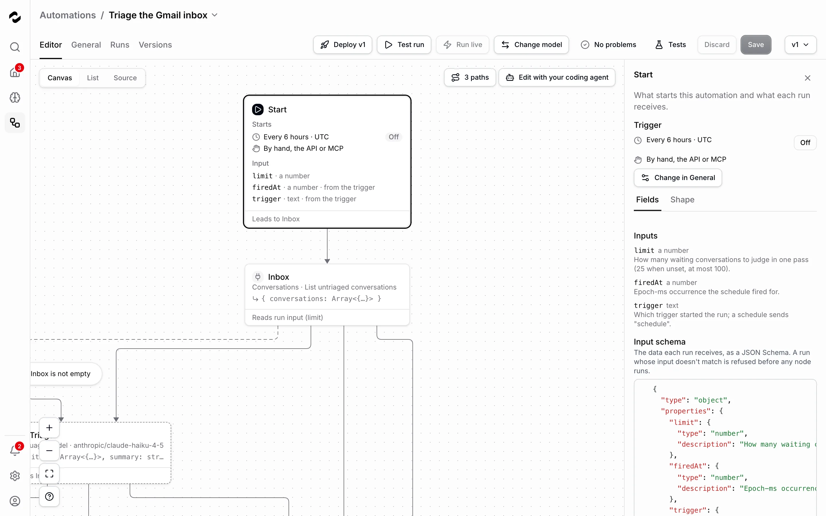 Start ist im Canvas ausgewählt, daneben sein Bereich: der Trigger Every 6 hours · UTC, ausgeschaltet, und By hand, the API or MCP, darunter Change in General; unter Fields listet Inputs limit, firedAt und trigger mit ihren Beschreibungen, und Input schema enthält das JSON-Schema in einem Code-Editor.