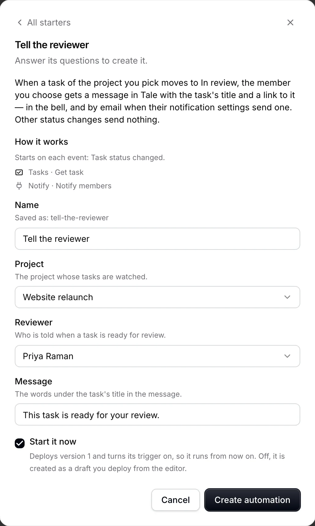 La boîte de dialogue Tell the reviewer : ce que fait le modèle, How it works avec ses deux étapes, Name, Project Website relaunch, Reviewer Priya Raman, Message, Start it now coché et le bouton Create automation.