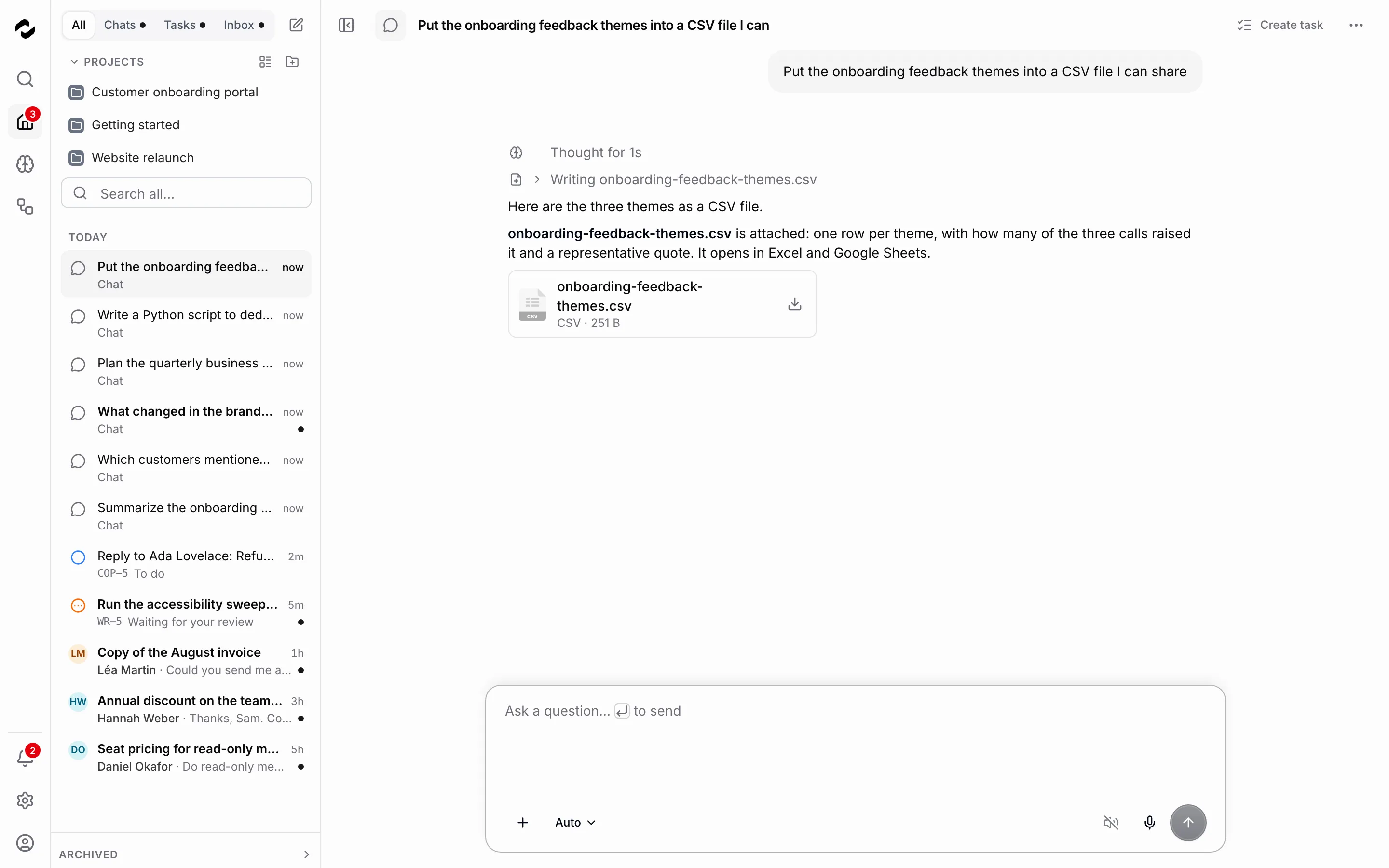 Ein Chat bittet um die Feedback-Themen aus dem Onboarding als CSV-Datei. Die Schritte zeigen, dass onboarding-feedback-themes.csv geschrieben wird, die Antwort meldet die angehängte Datei, und eine Karte darunter zeigt onboarding-feedback-themes.csv, CSV, 251 Byte, mit einer Download-Schaltfläche.
