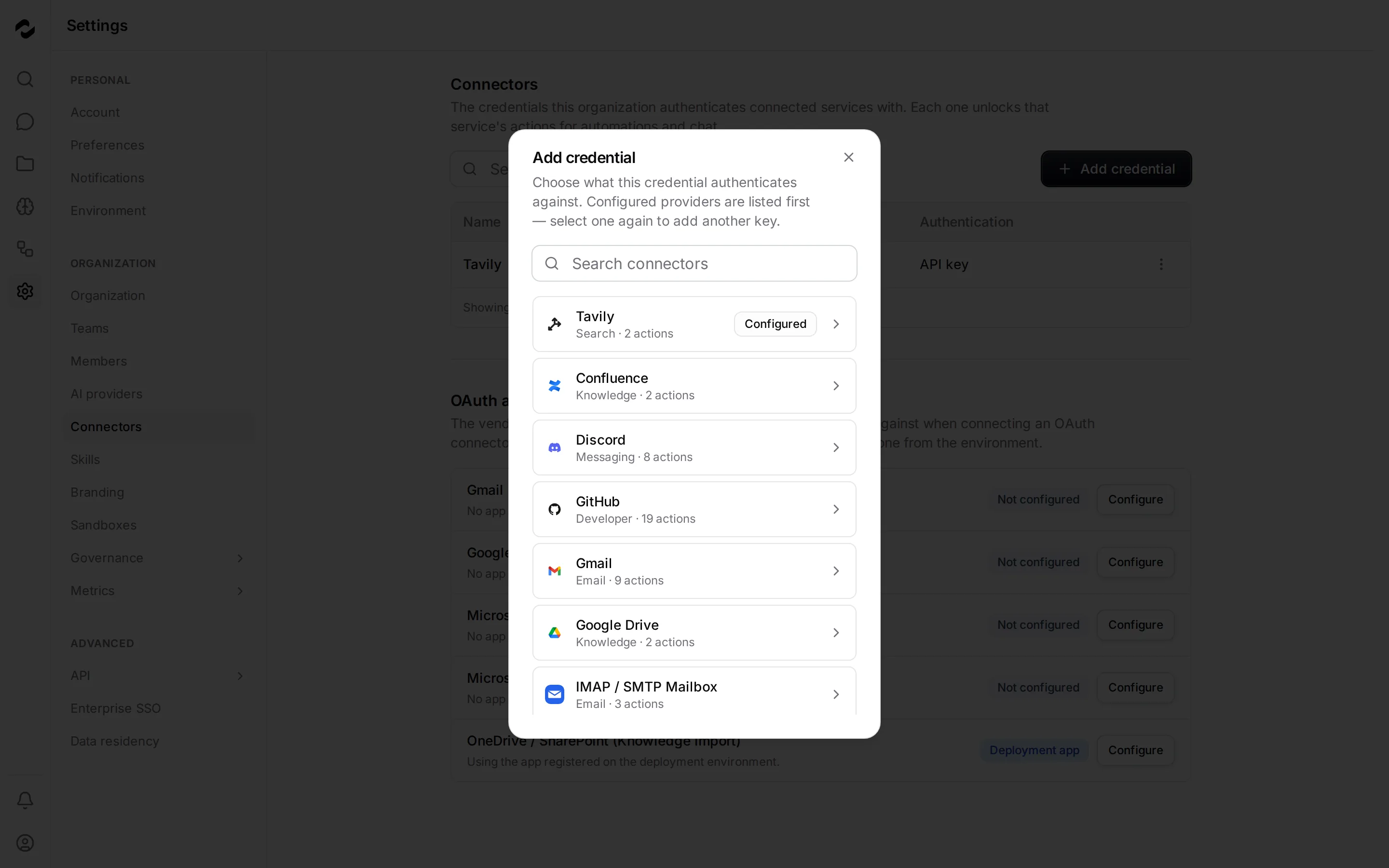 Der Dialog Zugangsdaten hinzufügen über der Tabelle unter Einstellungen > Connectors, mit den mitgelieferten Connectoren als Karten samt Kategorien und Aktionszahl, einem Suchfeld oben und dem bereits eingerichteten Connector Tavily am Anfang der Liste.