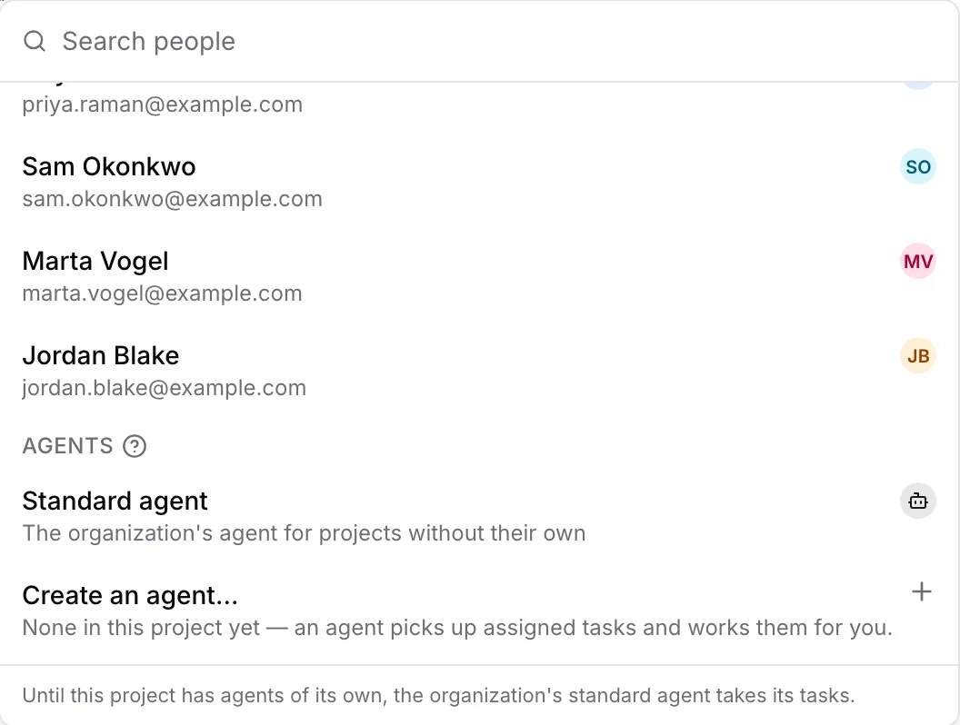 La liste Assigné à, défilée jusqu’à sa section Agents : l’agent standard, décrit comme l’agent de l’organisation pour les projets sans agent propre, puis l’entrée pour créer un agent, au-dessus du pied de liste qui indique que l’agent standard prend en charge les tâches tant que le projet n’a pas d’agents propres.