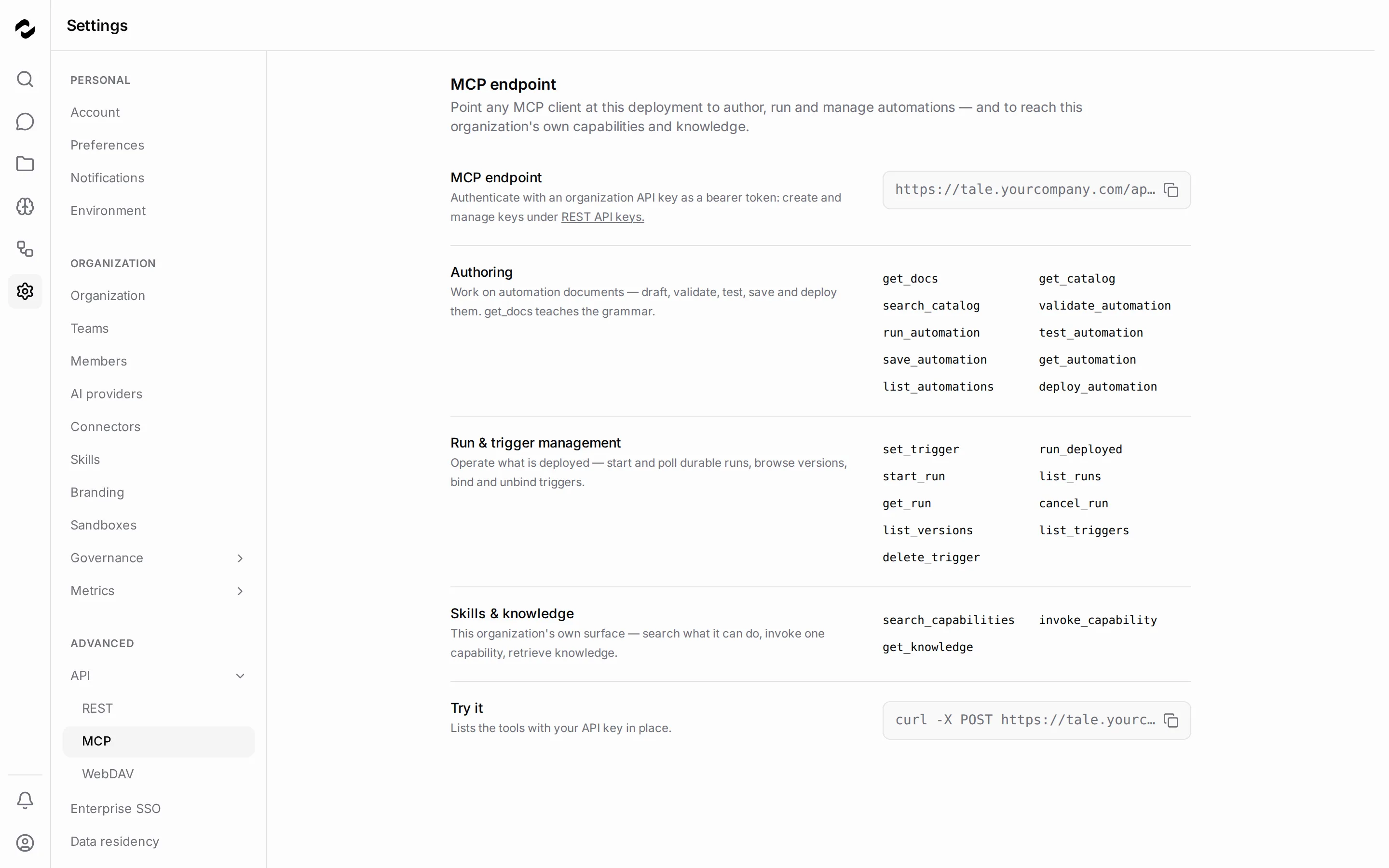 Die MCP-Seite unter Einstellungen > API mit der Zeile MCP-Endpunkt, deren URL auf /api/v1/mcp endet und einen Kopieren-Button trägt, drei Zeilen mit Tool-Namen nach Gruppe — Autorieren, Lauf- & Trigger-Verwaltung, Capabilities & Wissen — und einer Zeile Ausprobieren mit einer curl-Anfrage, die tools/list mit einem API-Schlüssel als Bearer-Token aufruft.